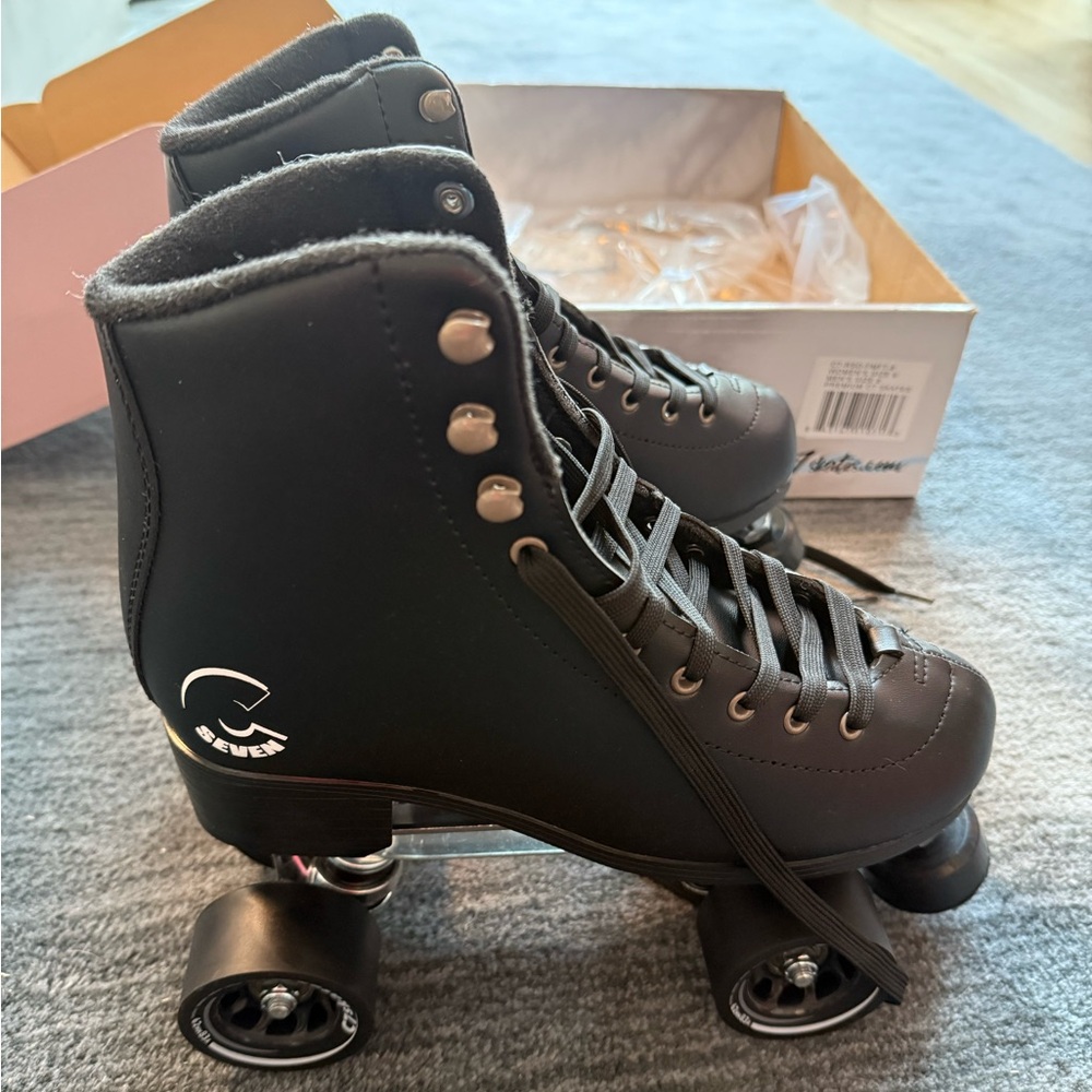 C SEVEN C7 Black Roller Skates from Urban Outfitters + safety pads